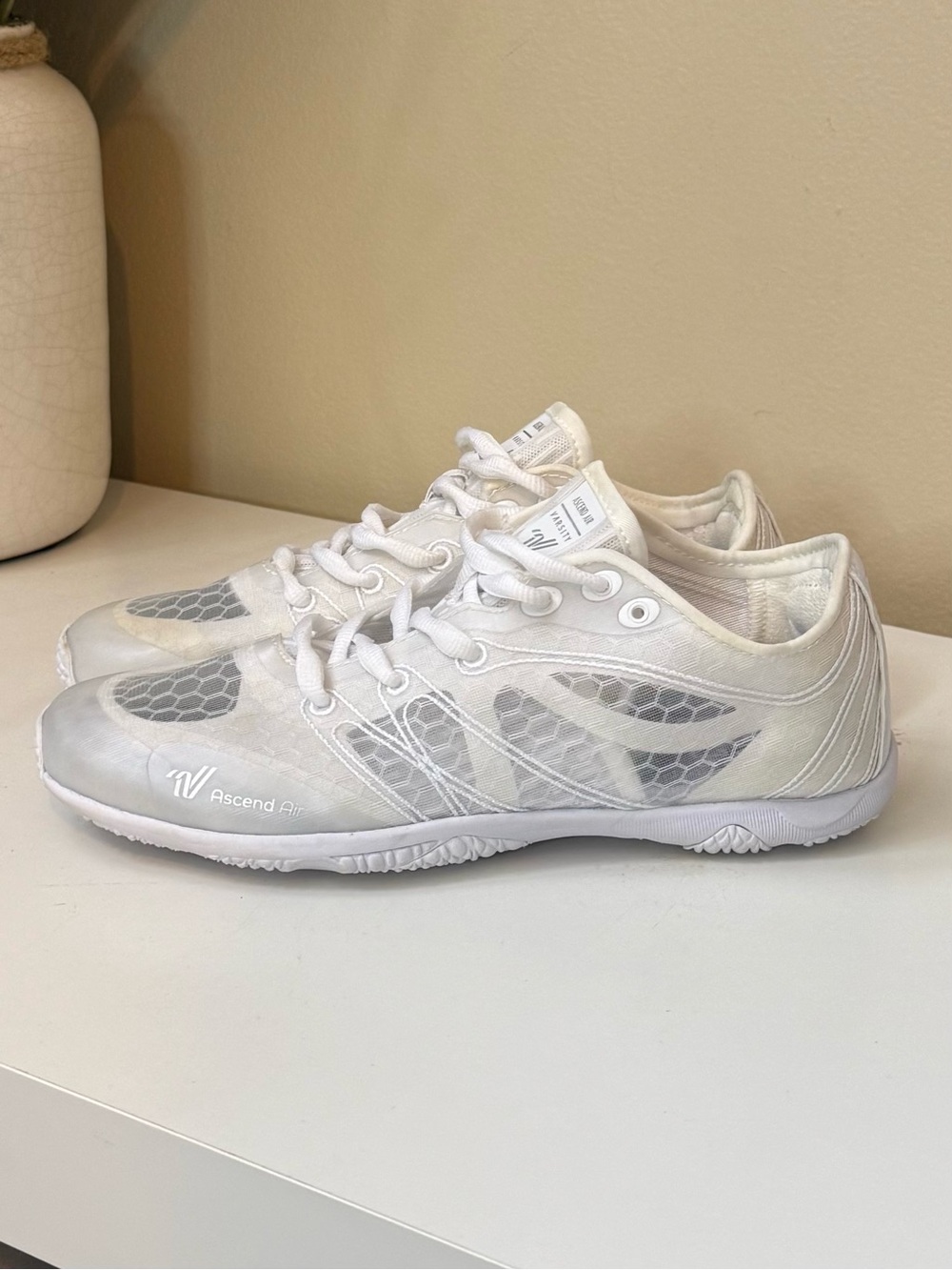 Varsity Ascend Air White Cheer Shoes Size 7 NWOT LIKE NEW 📣 Retail $128